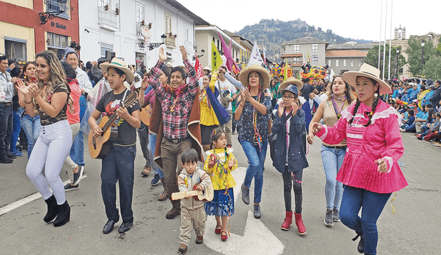 ¡Alegría! Comparsas desafiaron ligera llovizna y acompañaron al bando carnavalesco en Cajamarca.