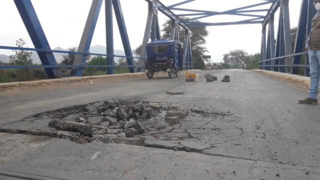 Carpeta asfáltica deteriorada en puente Mauro
