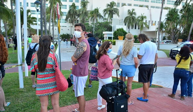 Turistas son desalojados después de registrarse un incendio en un hotel de Cancún, estado de Quintana Roo (México). Foto: Alonso Cupul/EFE