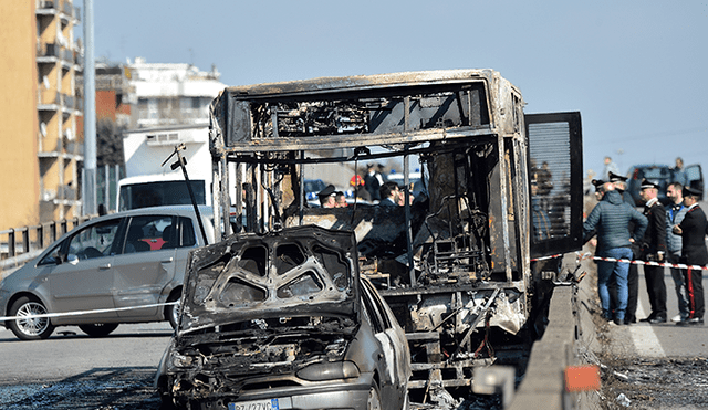 Hombre secuestró un bus con 51 niños e intentó incinerarlo por venganza [FOTOS]