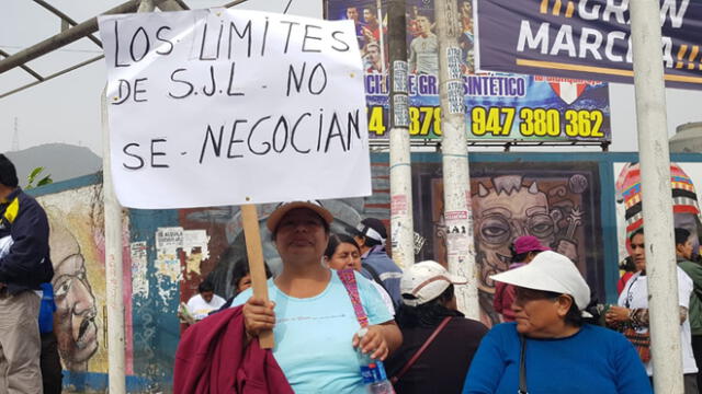 Con carteles en mano, los pobladores de ambos distritos protestaron para exigir la solución de los problemas limítrofes.