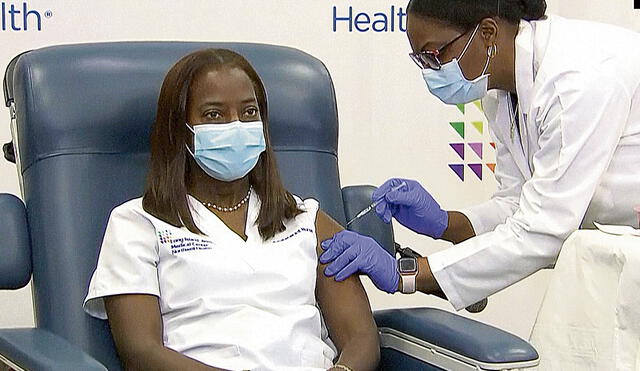 Inicio. Sandra Lindsay, enfermera del barrio de Queens, fue la primera en recibir la vacuna. AFP