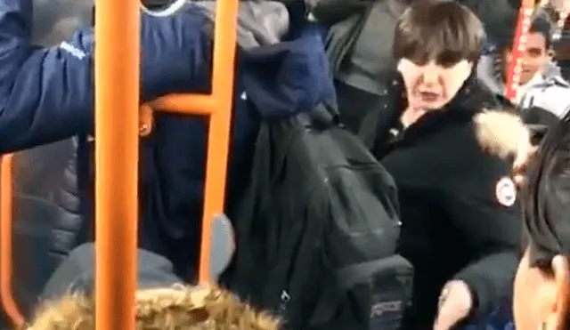 Facebook viral: señora insulta a jóvenes que no quieren cederle asiento en metro [VIDEO]
