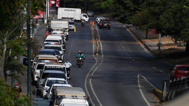Drivers wait in a queue to refuel the tanks of their cars at a gas station, in Caracas on April 7, 2020 amid the novel coronavirus (COVID-19) outbreak. (Photo by Federico PARRA / AFP)