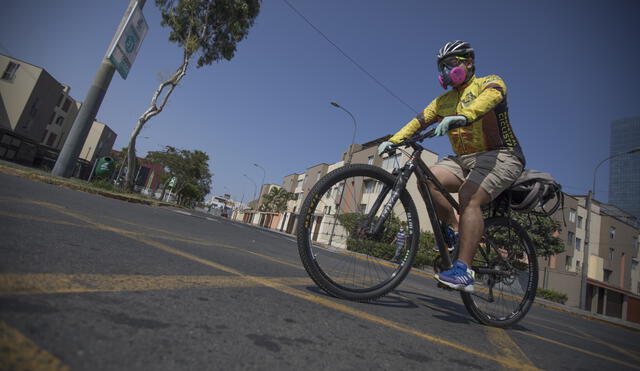 Pavel Quijano, minucioso en sus cuidados, propone la necesidad de incluir patrones de bioseguridad en la nueva normativa de la bicicleta. Foto: Jorge Cerdan.