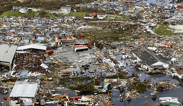 Escombros. Brigadistas intentaban llegar a la población de la isla Great Abaco, norte de Bahamas, en donde el ciclón destruyó muchas viviendas y comercios. (Foto: AFP)