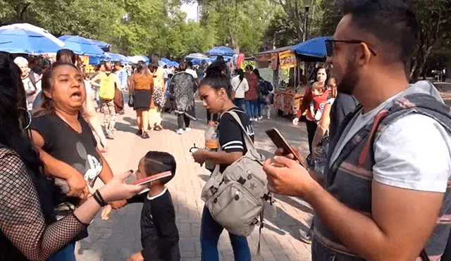 Una madre detuvo la batalla de Pokémon GO de su hija y le regaña.