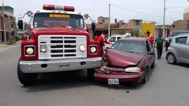Camión de bomberos y auto se chocan en centro de Chiclayo 