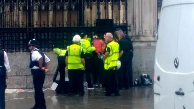 La policía de Londres detuvo a un hombre frente al Palacio de Westminster. Foto: difusión.