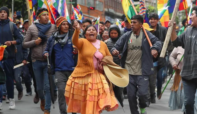 AME3797. LA PAZ (BOLIVIA), 12/11/2019. - Partidarios del ex presidente de Bolivia, Evo Morales, se manifiestan hoy martes en La Paz (Bolivia), portando la Whipala, una bandera que representa a los indígenas del país. EFE/Martin Alipaz