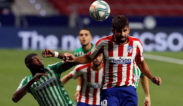 El cabezazo de Costa tuvo que ser revisado en el VAR por un posible contacto del balón con el brazo del jugador. Foto: EFE.