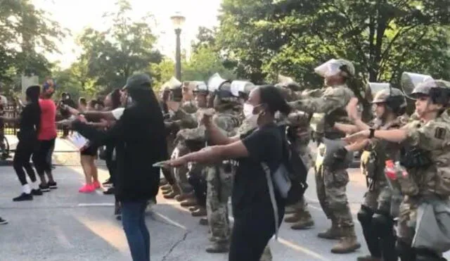 La Guardia Nacional bailó La Macarena junto con un grupo de manifestantes en Atlanta. Foto: Twitter.