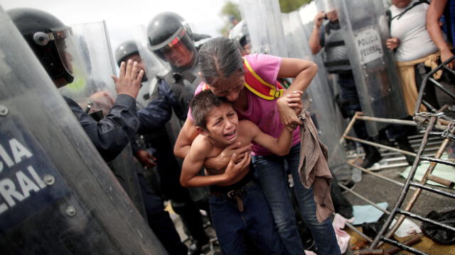 Miles de migrantes centroamericanos llegaron a la frontera entre México y Guatemala y fueron repelidos por la policía mexicana. (Foto: Reuters)
