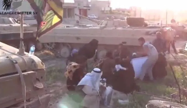 YouTube: El instante en el que soldado salva la vida de una mujer de las balas del Estado Islámico 