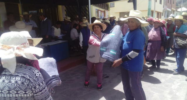 Entregan 300 frazadas a familias de Viraco para enfrentar las heladas.