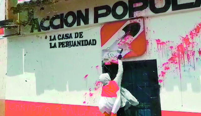 Ataque. En Cusco, manifestantes lanzaron pintura a local del partido Acción Popular. Foto: La República