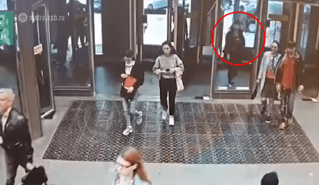 Vía Facebook: mujer se estrella contra puerta de vidrio por mirar en exceso su celular [VIDEO]