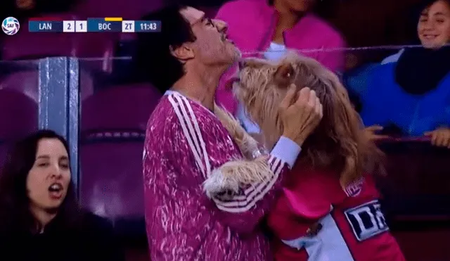 Boca Juniors: hincha de Lanús celebra gol con besos de su perro.