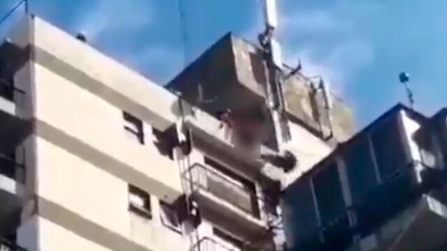 Hombre apuñala a mujer e intenta arrojarse desde la azotea de un edificio