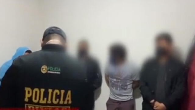 Dos de los intervenidos fueron llevados a la comisaría en calidad de detenidos por el presunto delito contra la salud pública. (Foto: Captura de video / América Noticias)