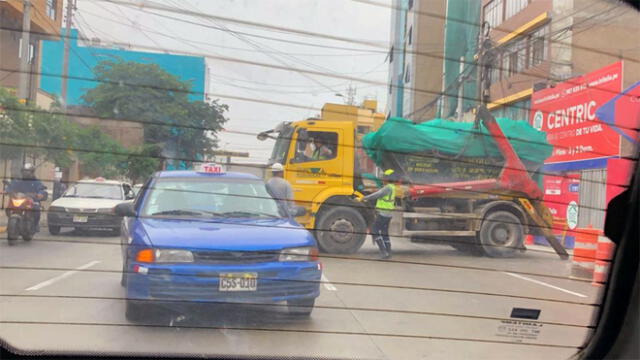 Lince: camión de construcción provoca caos vehicular