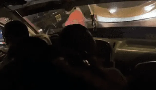 Video muestra cómo el chofer y el cobrador de una combi viajaban en un mismo asiento [VIDEO]