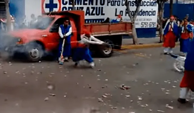 Uno de los fanáticos sufrió las consecuencias de haber prendido el poderoso cañón. Foto: captura