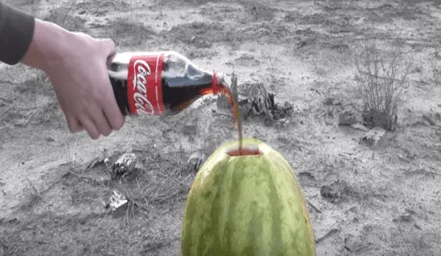 Desliza hacia la izquierda para ver el resultado de combinar Coca Cola con abundantes Mentos.