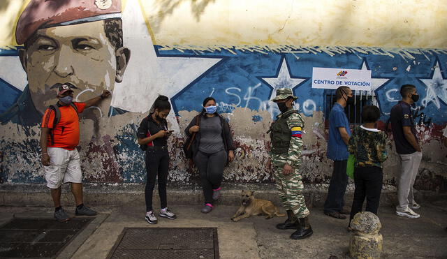 Se registra poca participación en los centros de votación disponibles para la jornada electoral en Venezuela. Foto: AFP