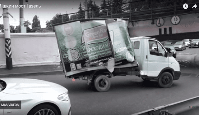 YouTube: camión queda atrapado bajo “puente de los tontos” en Rusia [VIDEO]