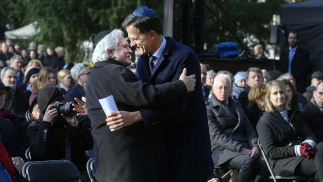 El primer ministro holandés Mark Rutte (R) abraza al presidente Jacques Grishaver del Comité Auschwitz holandés en el monumento Auschwitz Never Again durante el Recuerdo Nacional del Holocausto en Amsterdam, Países Bajos, 26 de enero de 2020.