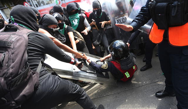 Según las autoridades, cuatro elementos policiales resultaron heridas en la marcha convocada en Ciudad de México. Foto: EFE