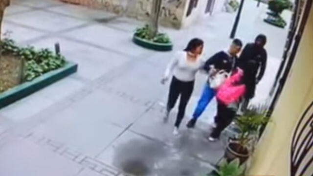 Las tres personas que atacaron a la escolar, serían los mismos delincuentes que vienen asaltando a estudiantes de los colegios de la zona. (Foto: Captura de video / 24 Horas)