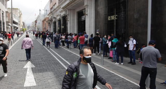 Largas colas en afueras de la sede del Reniec en Arequipa. Fotos: Rodrigo Talavera.