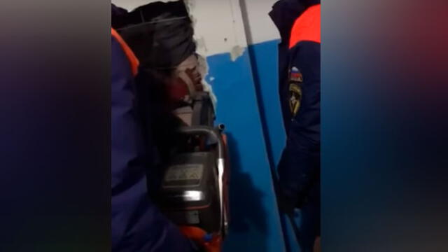 Cae boca abajo por conducto de ventilación desde un décimo piso al intentar salvar sus botas [VIDEO]