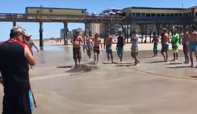 YouTube: Insólita pelea entre bañistas y un pescador por captura de una 'mantarraya'
