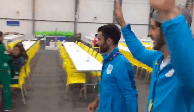 Juegos Panamericanos 2019: equipo de remo uruguayo es recibo entre aplausos tras lograr primera medalla de oro.