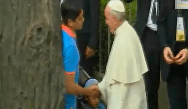 Papa Francisco tuvo cariñoso gesto con niña mal de salud [VIDEO]