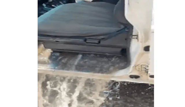 Hombre realiza tenaz maniobra para recuperar su auto que fue arrastrado por el río [VIDEO]