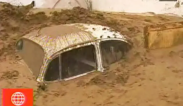 Surco: auto queda sepultado con arena y agua de desagüe | VIDEO