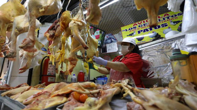 Se ha advertido una especulación debido a que productores de pollos no han subido precios, sino los intermediarios que lo ofrecen en mercados.