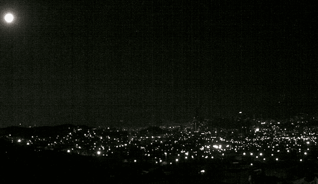 El cielo de Monterrey con la luz de la superluna rosa. Foto: David Faz