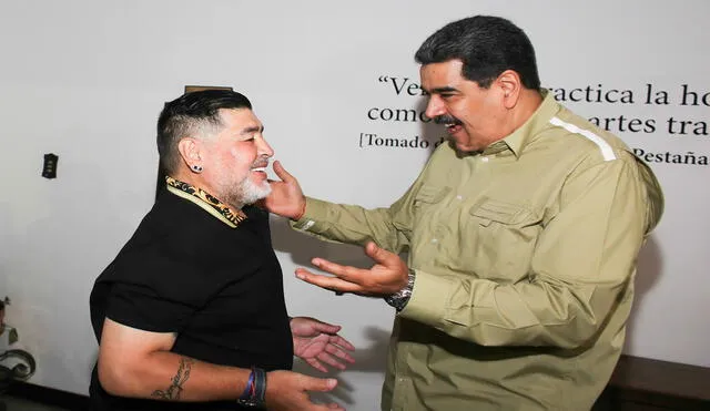 This handout photo released by Venezuelan Presidency press officce shows Venezuela's President Nicolas Maduro (R) greeting Argentina's former football player Diego Armando Maradona (L) at the Miraflores Palace in Caracas, on January 21, 2020. (Photo by STR / Venezuelan Presidency / AFP) / RESTRICTED TO EDITORIAL USE - MANDATORY CREDIT "AFP PHOTO /  VENEZUELAN PRESIDENCY / MARCELO GARCIA" - NO MARKETING - NO ADVERTISING CAMPAIGNS - DISTRIBUTED AS A SERVICE TO CLIENTS