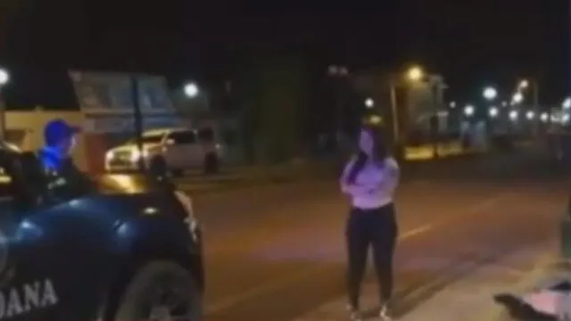 Mujer pasó varios minutos en la calle, a pesar de la presencia de policías y serenos. (Foto: Captura de video / Latina Noticias)
