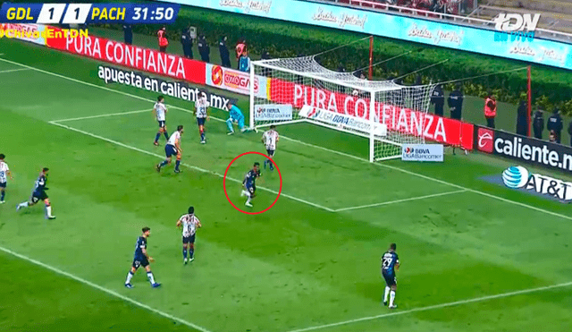 Chivas vs Pachuca: blooper del portero Jiménez terminó en el 1-2 de los 'Tuzos' [VIDEO]