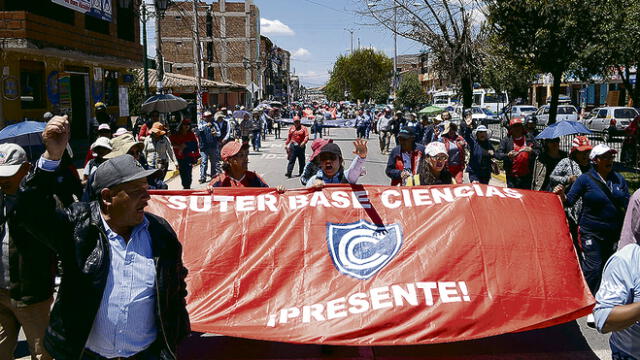 Docentes intentan tomar aeropuerto del Cusco en manifestación [VIDEO]