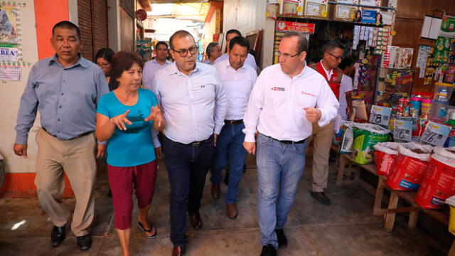 Viceministro junto al alcalde Marcos Gasco visitaron mercados de la región.