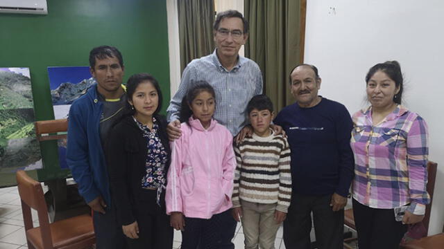 Fotografía de niños junto a presidente Vizcarra fue compartida por trabajador de municipio de Santa Teresa.
