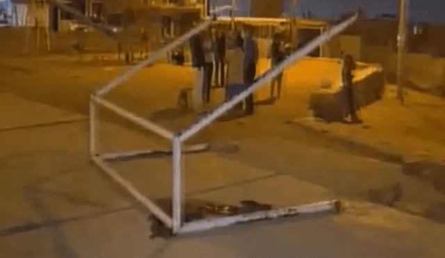 Chorrillos: Niño murió tras caerle un arco de fútbol en el parque [VIDEO]