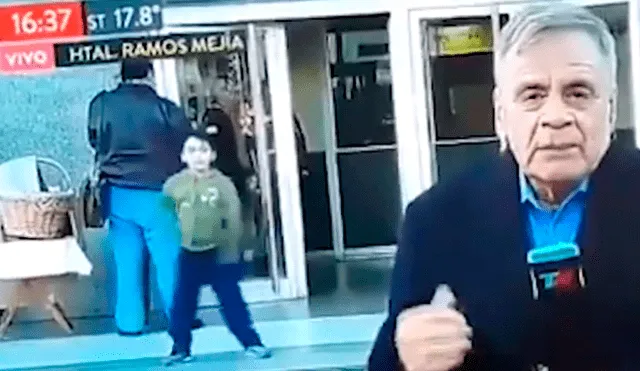 Facebook viral: niño fanático de Fortnite baila detrás de periodista durante cobertura en vivo [VIDEO]